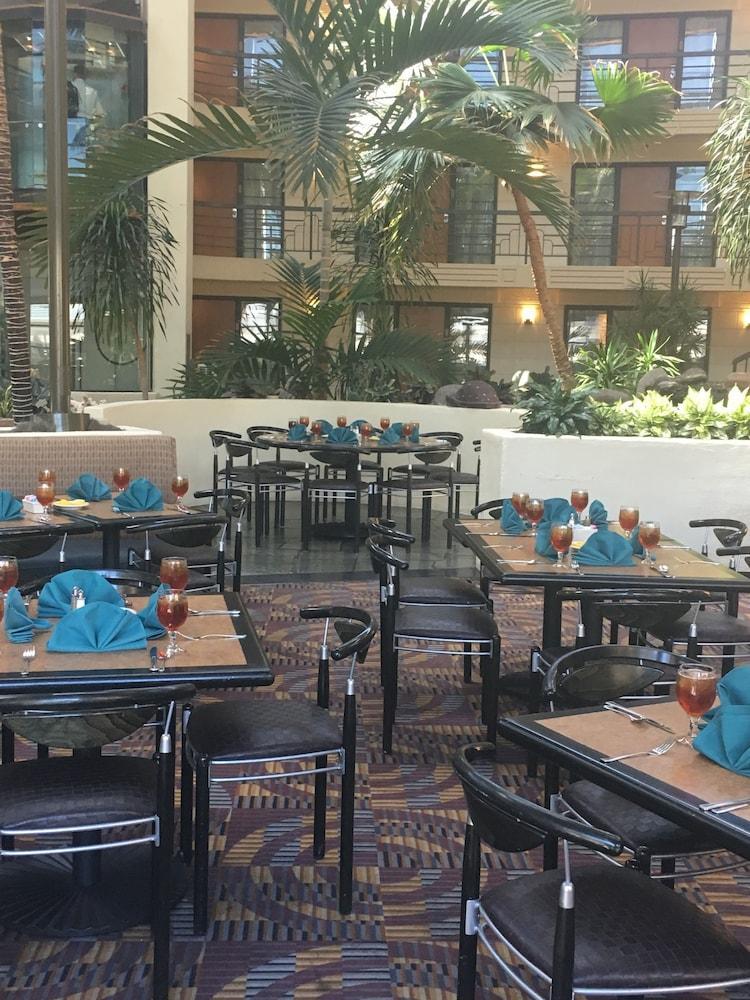 Embassy Suites By Hilton Phoenix Biltmore Экстерьер фото