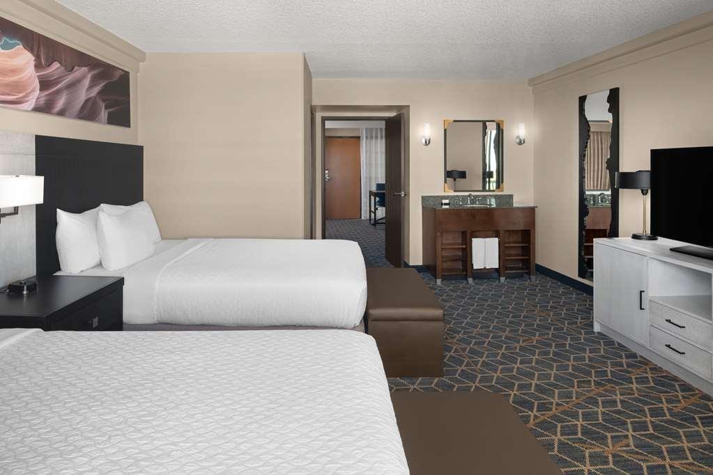 Embassy Suites By Hilton Phoenix Biltmore Номер фото